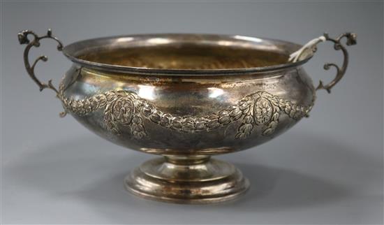 An Edwardian repousse silver two handled rose bowl, London, 1905, 13.5 oz.